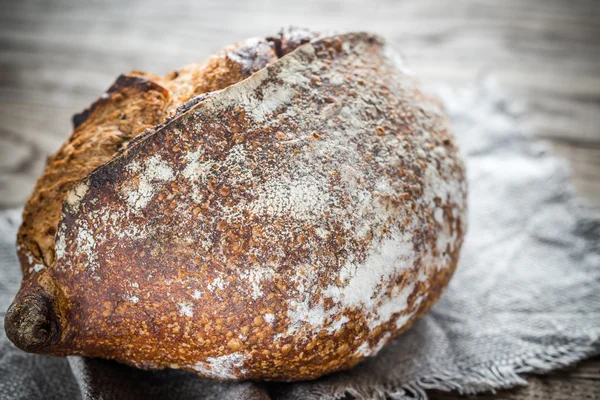 Pão integral no fundo de madeira — Fotografia de Stock