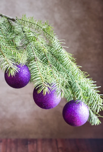 Kerstboom tak met ornamenten — Stockfoto