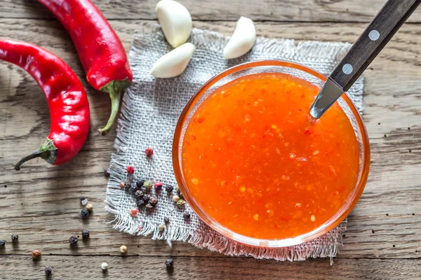 Ciotola di vetro di salsa di peperoncino dolce tailandese — Foto Stock