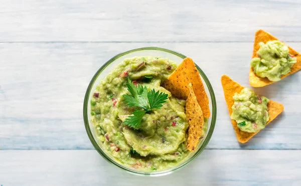 Cuenco de guacamole con chips de tortilla — Foto de Stock