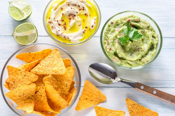 Humus ve Guakamole tortilla cips ile kase — Stok fotoğraf