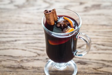 Ahşap arka plan üzerinde mulled şarap
