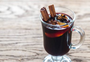 Ahşap arka plan üzerinde mulled şarap