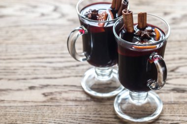 İki bardak ahşap arka plan üzerinde mulled şarap