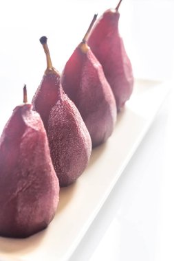 Merlot-Haşlanmış armut plaka üzerinde