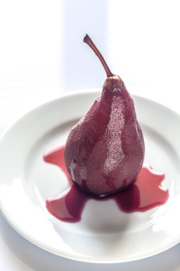 Merlot-Haşlanmış armut plaka üzerinde