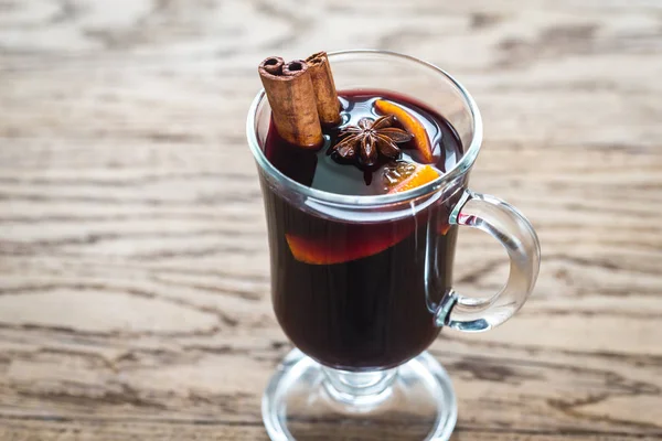 Glas Glühwein auf dem Holzboden — Stockfoto