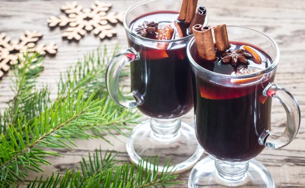 Dois copos de vinho quente com ramo de abeto — Fotografia de Stock