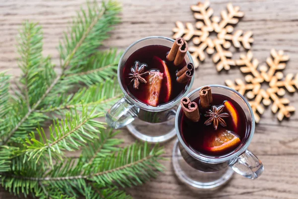 Zwei Gläser Glühwein mit Tannenzweig — Stockfoto