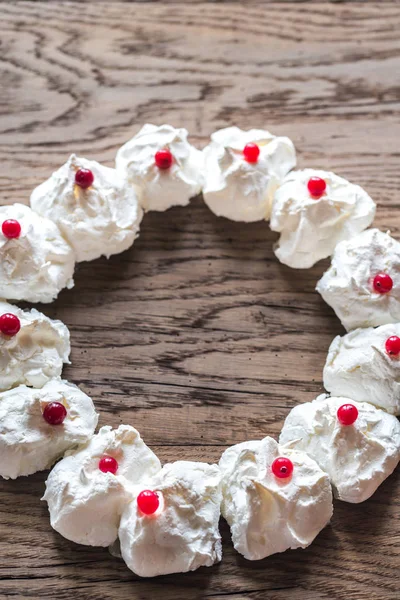 Baiser-Adventskranz auf dem Holztisch — Stockfoto