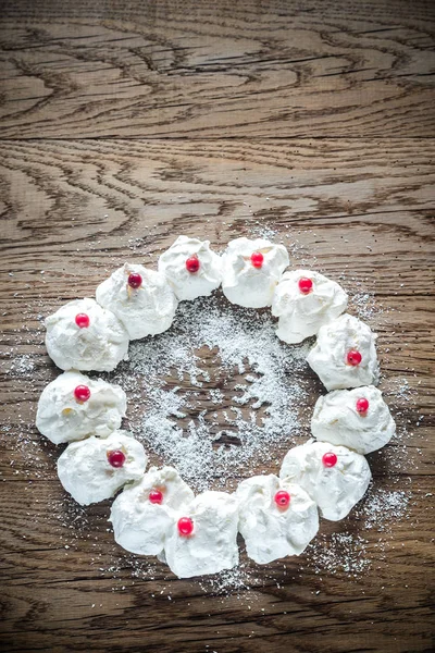 Meringue Christmas wreath on the wooden table — Stock Photo, Image