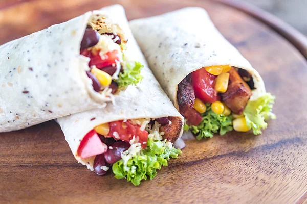 Üç tavuk burrito ahşap tahta üzerinde — Stok fotoğraf