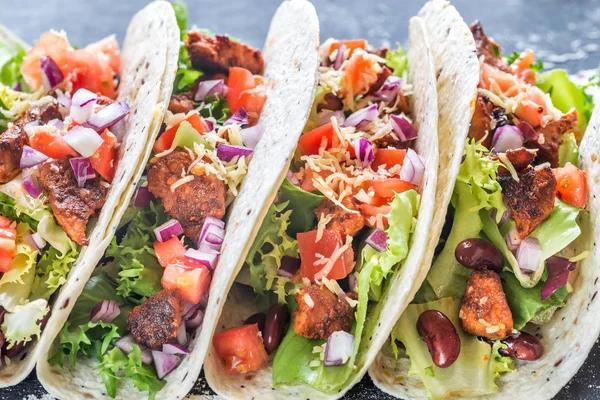 Siyah bir zemin üzerine dört Meksika tacos — Stok fotoğraf