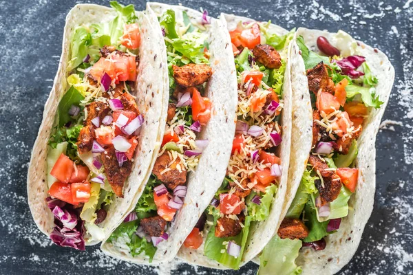 Siyah bir zemin üzerine dört Meksika tacos — Stok fotoğraf