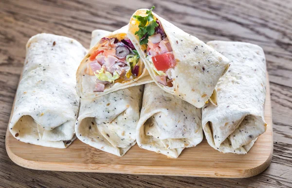 Burritos de pollo sobre fondo de madera — Foto de Stock