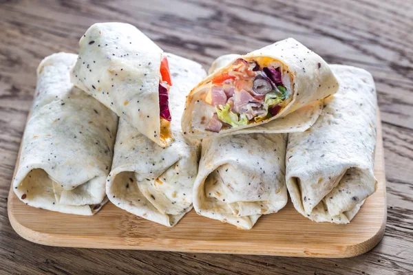 Burritos de pollo sobre fondo de madera — Foto de Stock