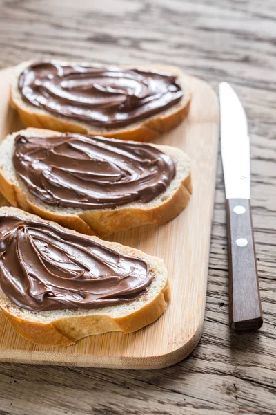 Potongan baguette dengan krim cokelat — Stok Foto