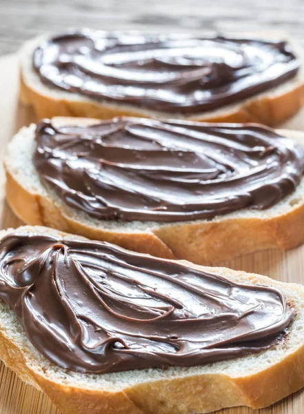 Rebanadas de baguette con crema de chocolate — Foto de Stock