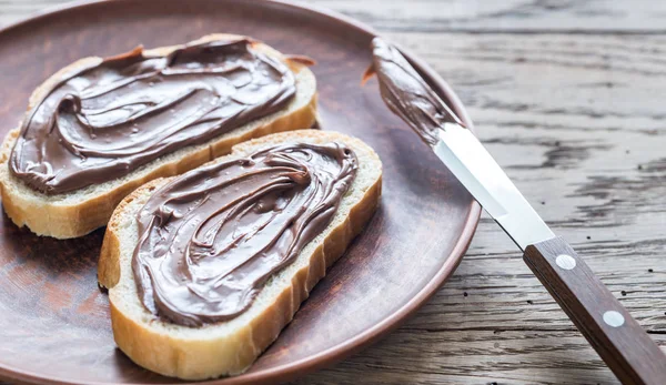 Skivor av baguette med choklad grädde — Stockfoto