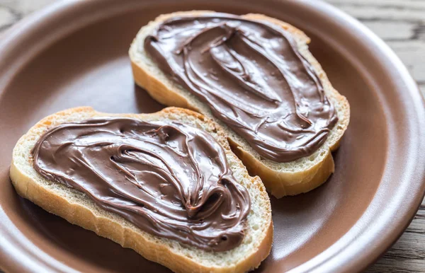 Rebanadas de baguette con crema de chocolate — Foto de Stock