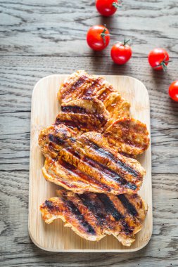 Ahşap tahta üzerinde ızgara domuz biftek