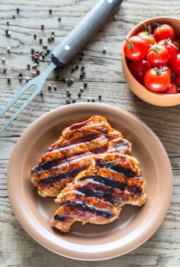 Izgara domuz biftek plaka üzerinde