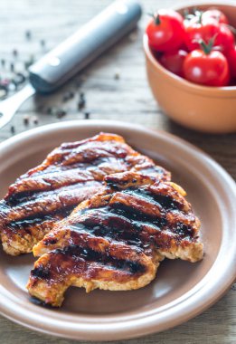 Izgara domuz biftek plaka üzerinde