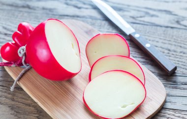 Ahşap masa provolone peyniri