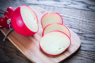 Provolone peyniri ahşap tahta üzerinde
