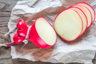 Ahşap masa provolone peyniri