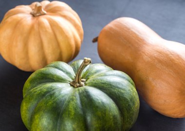 Üç kabak koyu ahşap arka plan üzerinde