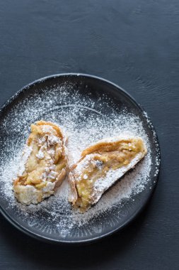 Apple strudel plaka üzerinde