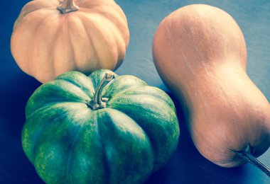 Üç kabak koyu ahşap arka plan üzerinde