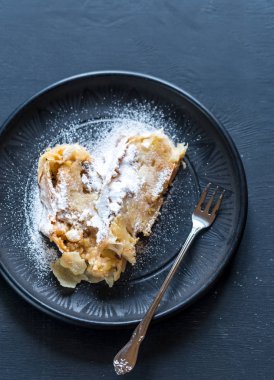 Apple strudel plaka üzerinde