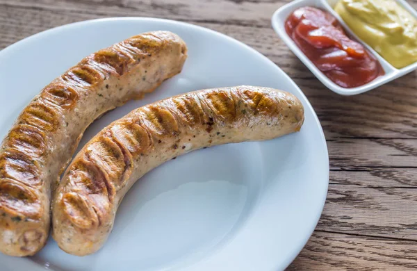 Salsichas grelhadas com molho de tomate e mostarda — Fotografia de Stock