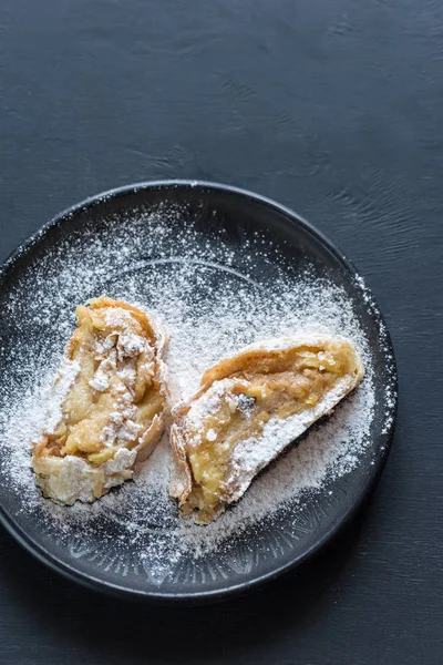 Strudel di mele sul piatto — Foto Stock