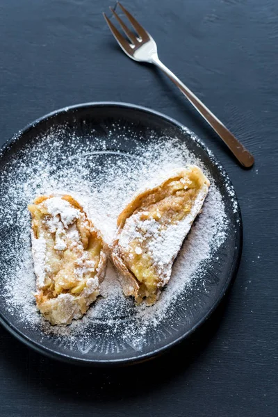 Apfelstrudel auf dem Teller — Stockfoto