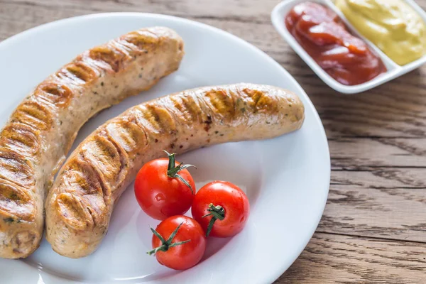 Salsichas grelhadas com molho de tomate e mostarda — Fotografia de Stock