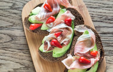 Avokado ve prosciutto sandviç