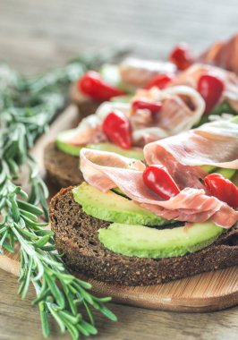 Avokado ve prosciutto sandviç