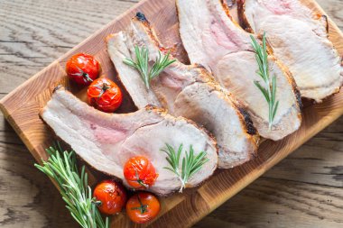 Tahtada ızgara domuz kaburgası.