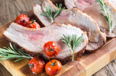 Tahtada ızgara domuz kaburgası.