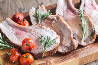 Tahtada ızgara domuz kaburgası.