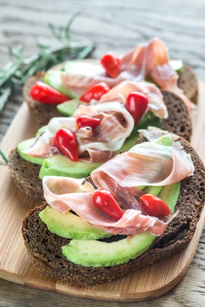 Sandwiches with avocado and prosciutto — Stock Photo, Image