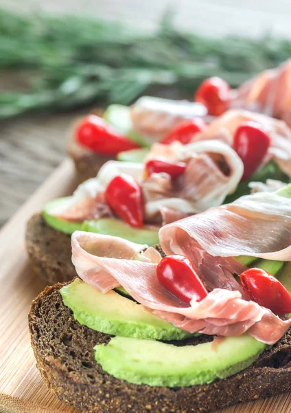 Sandwiches with avocado and prosciutto — Stock Photo, Image