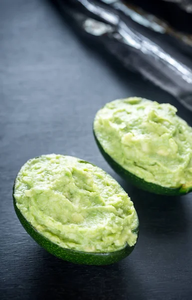 Гуакамоле в ракушках авокадо — стоковое фото