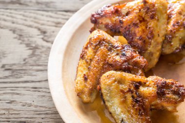 Kızarmış tavuk kanadı.