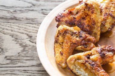 Kızarmış tavuk kanadı.