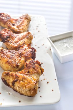 Beyaz plaka üzerinde kızarmış tavuk kanatları