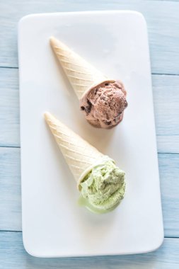 Fındık aromalı dondurma iki külah